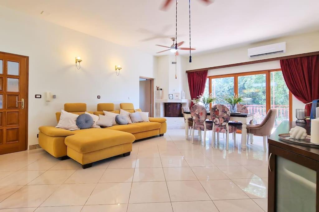 Apartment Kalliope, 200M Sea Каштела Экстерьер фото