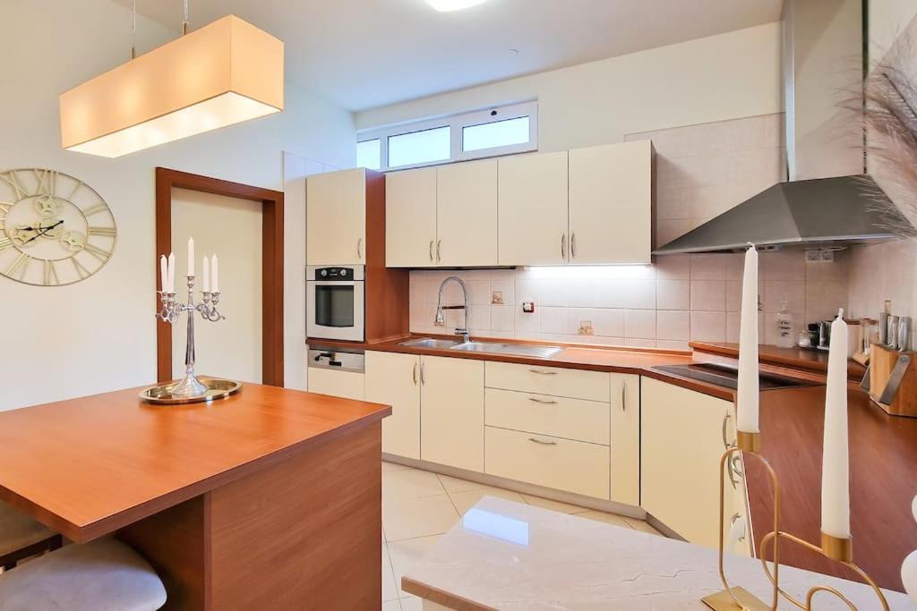 Apartment Kalliope, 200M Sea Каштела Экстерьер фото